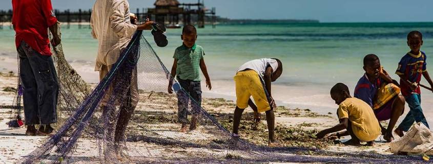 Viaggio a Zanzibar ragazzi sulla spiaggia