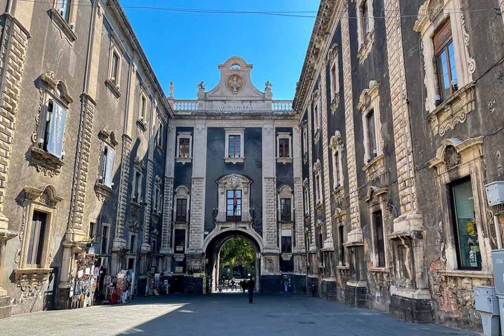 Porta Uzeda una cosa da vedere a Catania