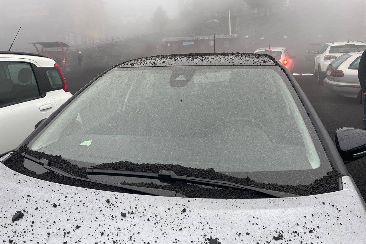 Auto distrutta dalla cenere lavica dell'Etna