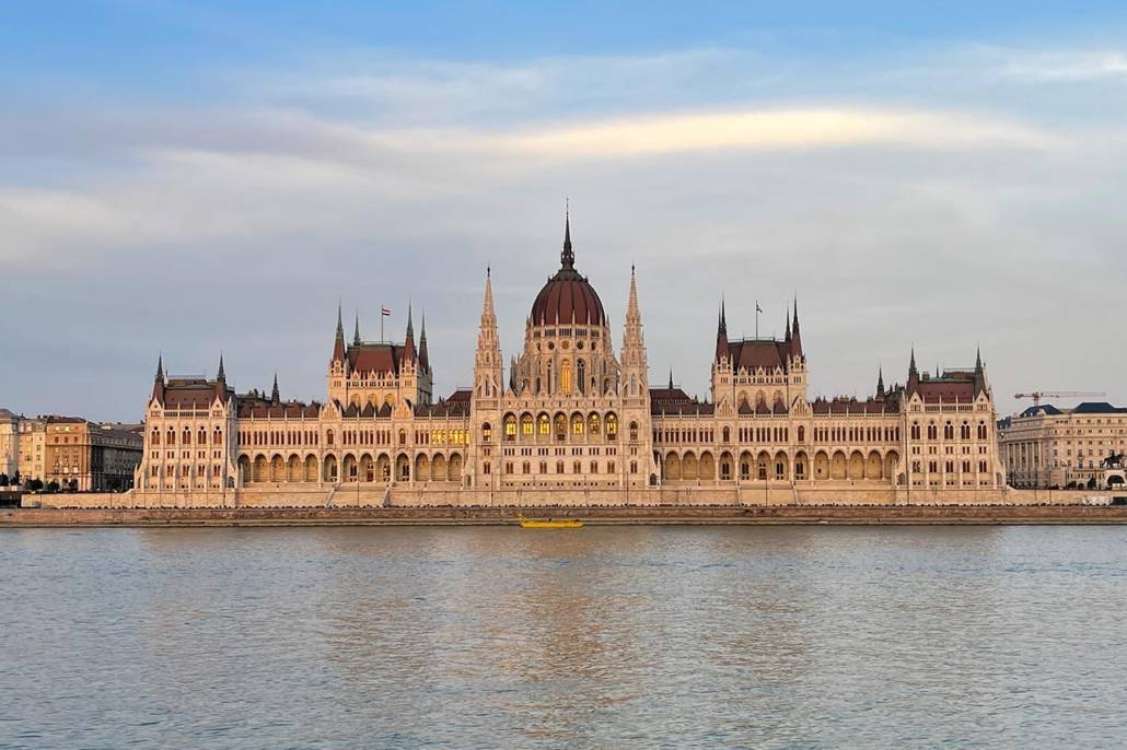 Parlamento di Budapest al tramonto